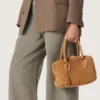 Geanta Vita din piele de căprioară de culoare camel cu detalii aurii