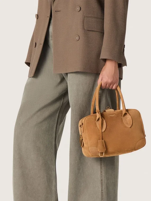 Geanta Vita din piele de căprioară de culoare camel cu detalii aurii