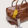 Geanta Vita medie din piele maro deschis, cu pandantive și detalii argintii