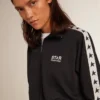 Hanorac albastru închis cu fermoar, cu bandă albă și stele contrastante