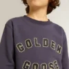 Hanorac albastru-violet cu inscripția „golden goose” pe față