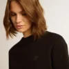 Hanorac negru din colecția Athena Star Collection, cu stea ton pe ton pe partea din față