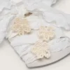 Șireturi albe ondulate „Piele” cu aplicații din mărgele în formă de flori
