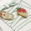 Șireturi albe „Piele” cu broderie verde pădure și ace de siguranță în formă de căpșună
