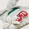 Șireturi argintii „Piele” cu talismane și aplicații