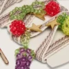 Șireturi brodate cu dungi crem și gri-porumbel, cu trei pandantive cu mărgele în formă de fructe