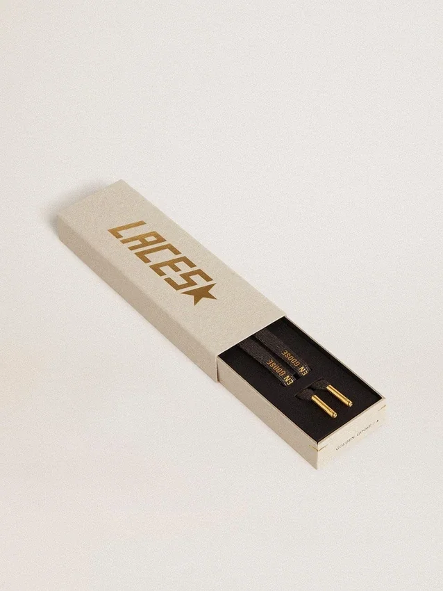 Șireturi din lurex gri închis cu logo auriu contrastant