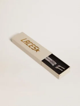 Șireturi multicolore din lurex cu logo negru contrastant