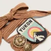 Șireturi „Piele” brodate în nuanțe de burgund și piersică, cu patch și două pandantive