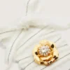 Șireturi „Piele” din mohair alb cu pandantiv în formă de bijuterie