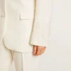 Jachetă oversize cu un singur rând de nasturi, de culoare albă, cu efect de mătase și broderii