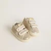 Junior June din piele de căprioară metalizată de culoare nisip, cu stea din piele albă și bandă la călcâi