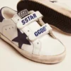 Model „Old School Young” din piele albă, cu stea din piele de căprioară albastră și bandă la călcâi