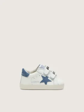 Modelul „Baby Old School” din piele albă cu stea din piele de căprioară albastru denim