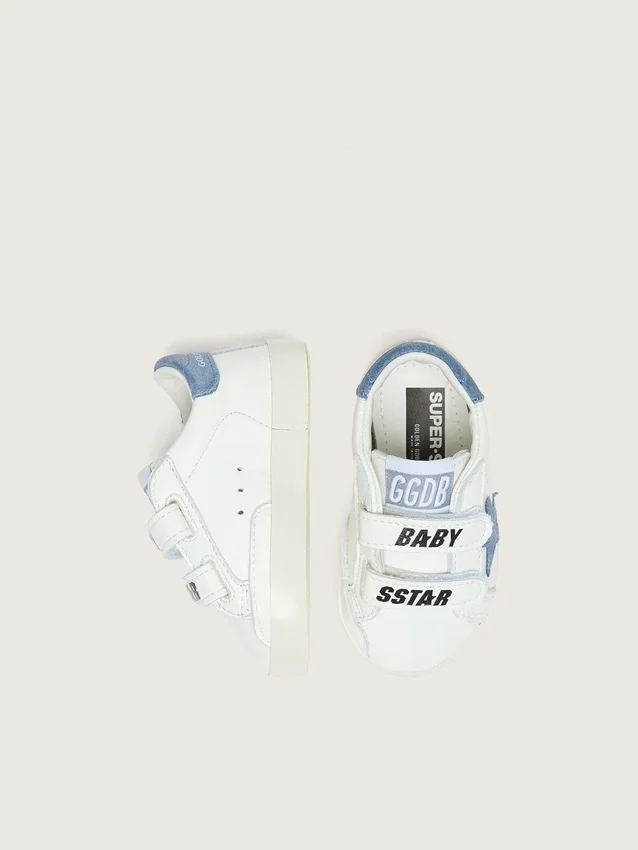 Modelul „Baby Old School” din piele albă cu stea din piele de căprioară albastru denim