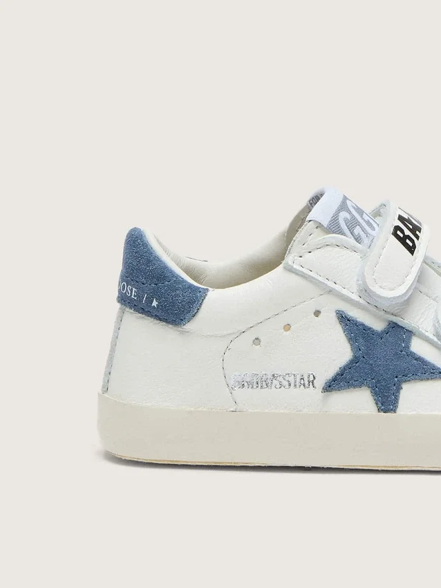 Modelul „Baby Old School” din piele albă cu stea din piele de căprioară albastru denim