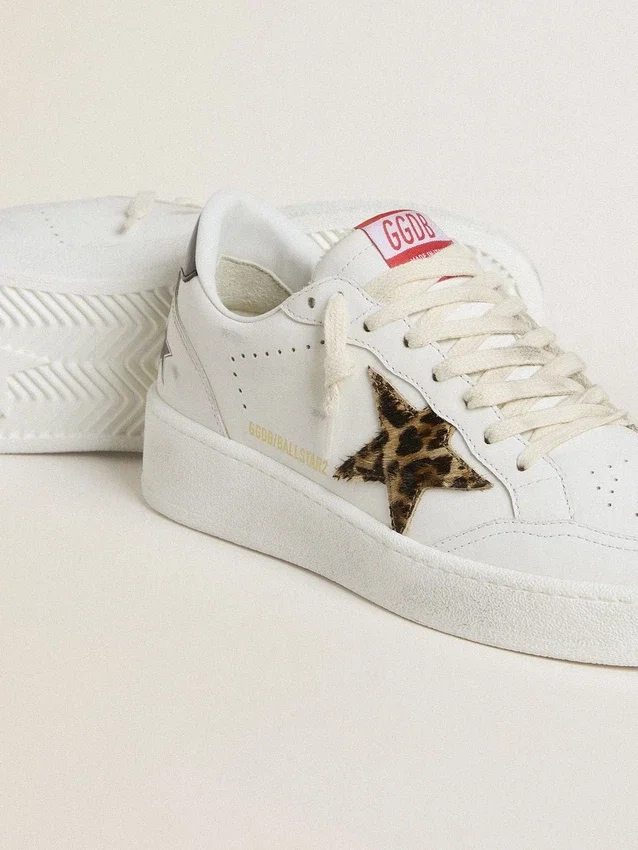 Modelul Ball Star cu stea din piele de ponei cu imprimeu leopard și bandă de pantof din piele laminată neagră