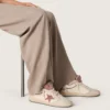 Modelul Ball Star LTD pentru femei, din piele bej, cu stea din plasă roz și bandă din piele albastră la călcâi