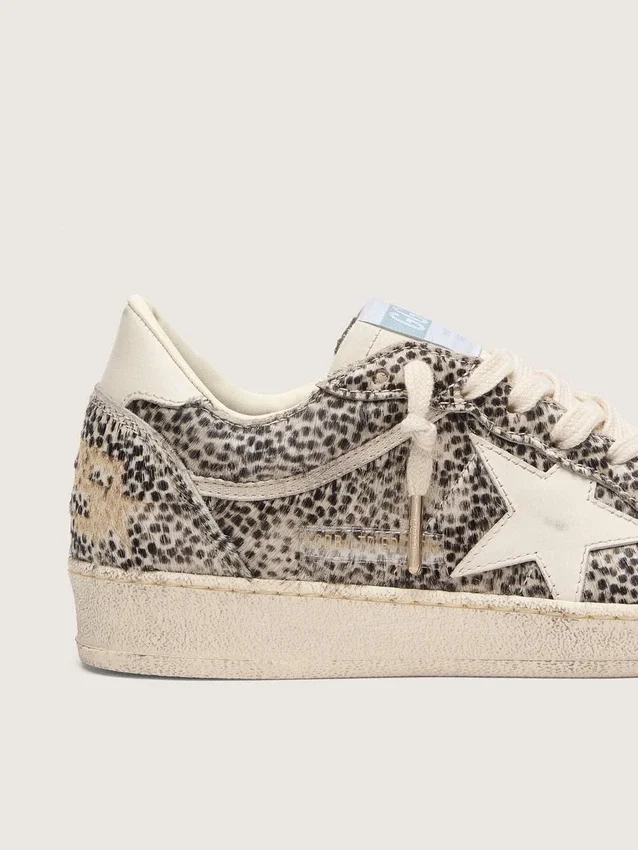 Modelul Ball Star LTD pentru femei din piele de ponei cu imprimeu leopard și stea din piele crem