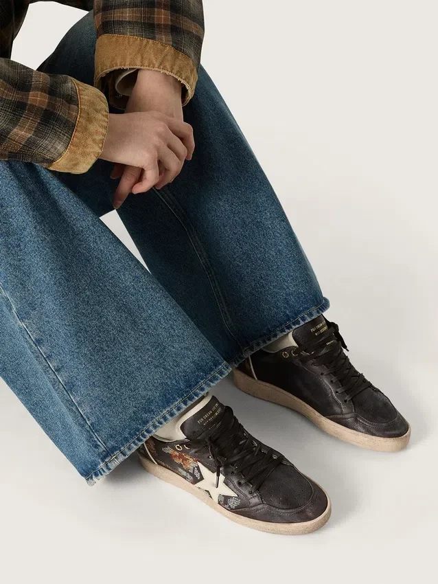 Modelul Ball Star LTD pentru femei din piele nappa de culoare abanos, cu broderie multicoloră și stea albă