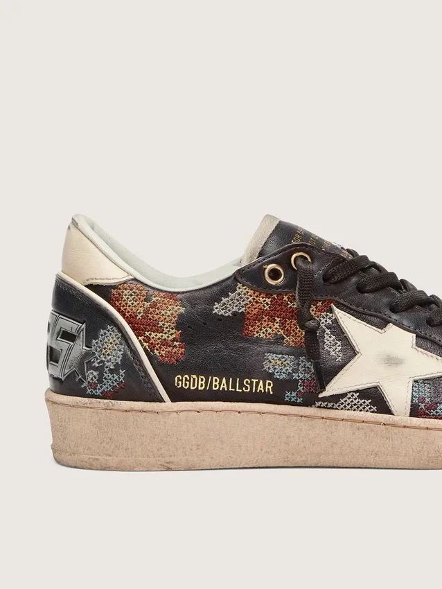 Modelul Ball Star LTD pentru femei din piele nappa de culoare abanos, cu broderie multicoloră și stea albă