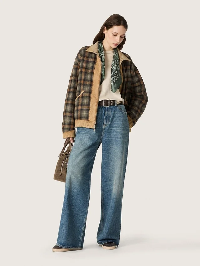 Modelul Ball Star LTD pentru femei din piele nappa de culoare abanos, cu broderie multicoloră și stea albă