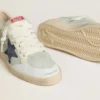 Modelul Ball Star pentru bărbați, din piele de căprioară gri, cu stea din nubuc albastru și bandă de piele laminată la călcâi