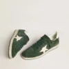 Modelul Ball Star pentru bărbați din piele de căprioară verde, cu stea din piele albă și bandă la călcâi