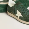 Modelul Ball Star pentru bărbați din piele de căprioară verde, cu stea din piele albă și bandă la călcâi