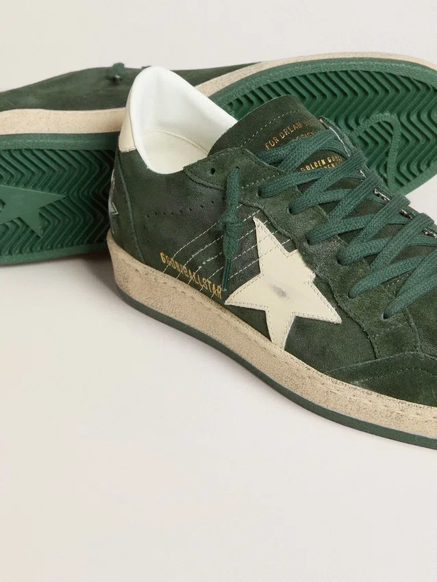 Modelul Ball Star pentru bărbați din piele de căprioară verde, cu stea din piele albă și bandă la călcâi