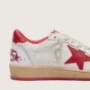 Modelul Ball Star pentru femei, din piele albă, cu stea roșie și bandă pe călcâi