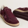Modelul Ball Star pentru femei din piele de căprioară burgundă, cu stea din cristal și bandă de piele metalizată pe călcâi