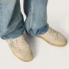 Modelul Ball Star pentru femei din piele de căprioară de culoare perlată, cu stea argintie cu sclipici