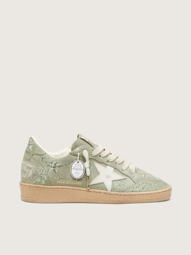 Modelul Ball Star pentru femei din piele de căprioară verde salvie, cu stea din piele albă și broderie florală Swarovski ton pe ton