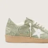 Modelul Ball Star pentru femei din piele de căprioară verde salvie, cu stea din piele albă și broderie florală Swarovski ton pe ton