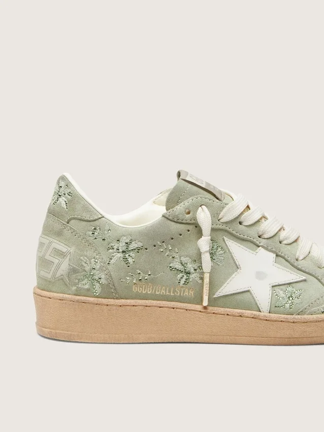 Modelul Ball Star pentru femei din piele de căprioară verde salvie, cu stea din piele albă și broderie florală Swarovski ton pe ton