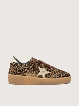Modelul Ball Star pentru femei din piele de ponei cu imprimeu leopard, cu stea din piele platinată și bandă de piele albă la călcâi