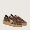 Modelul Ball Star pentru femei din piele de ponei cu imprimeu leopard, cu stea din piele platinată și bandă de piele albă la călcâi