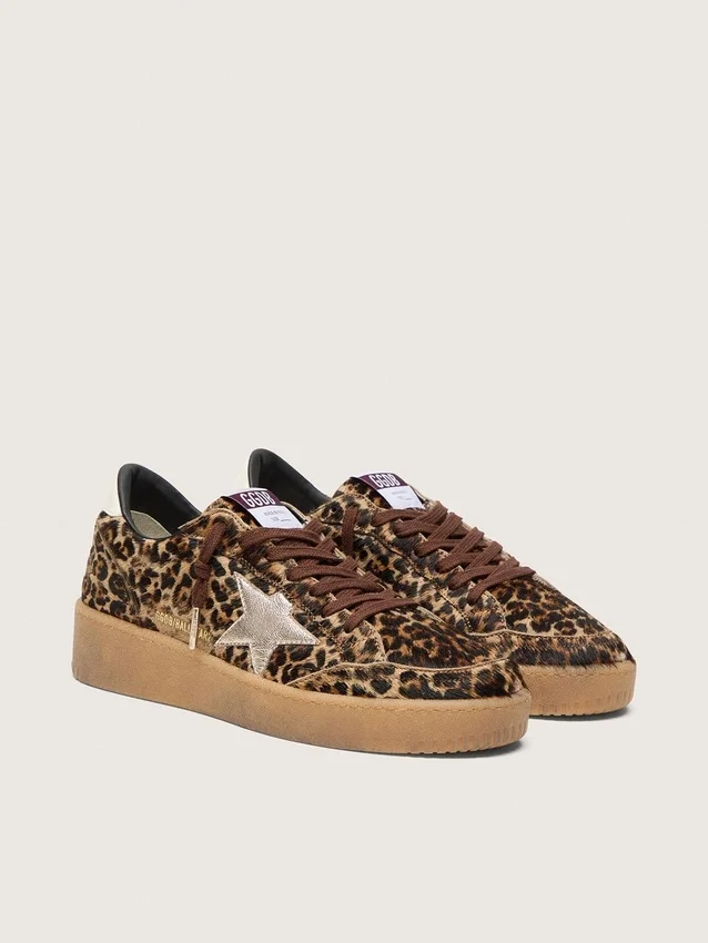 Modelul Ball Star pentru femei din piele de ponei cu imprimeu leopard, cu stea din piele platinată și bandă de piele albă la călcâi