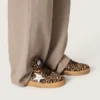 Modelul Ball Star pentru femei din piele de ponei cu imprimeu leopard, cu stea din piele platinată și bandă de piele albă la călcâi