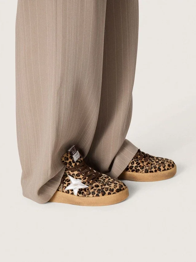 Modelul Ball Star pentru femei din piele de ponei cu imprimeu leopard, cu stea din piele platinată și bandă de piele albă la călcâi
