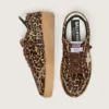 Modelul Ball Star pentru femei din piele de ponei cu imprimeu leopard, cu stea din piele platinată și bandă de piele albă la călcâi