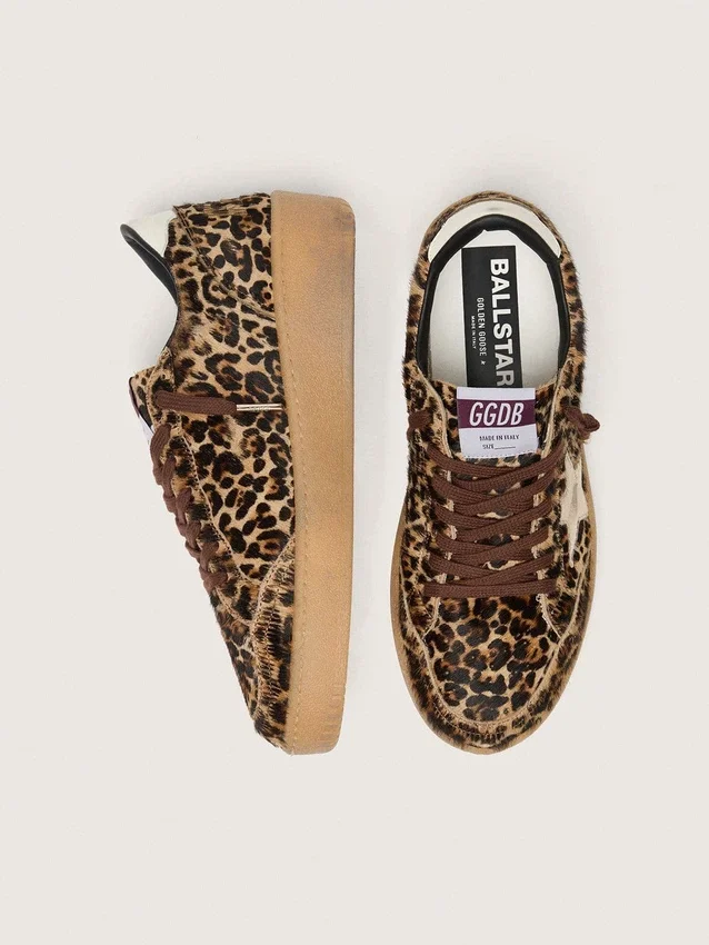 Modelul Ball Star pentru femei din piele de ponei cu imprimeu leopard, cu stea din piele platinată și bandă de piele albă la călcâi