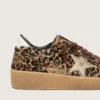 Modelul Ball Star pentru femei din piele de ponei cu imprimeu leopard, cu stea din piele platinată și bandă de piele albă la călcâi