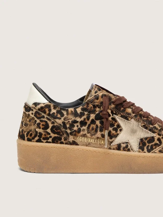 Modelul Ball Star pentru femei din piele de ponei cu imprimeu leopard, cu stea din piele platinată și bandă de piele albă la călcâi