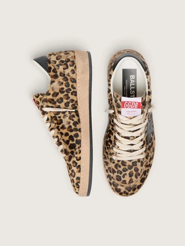 Modelul Ball Star pentru femei din piele de ponei cu imprimeu leopard, stea din piele neagră și bandă de călcâi