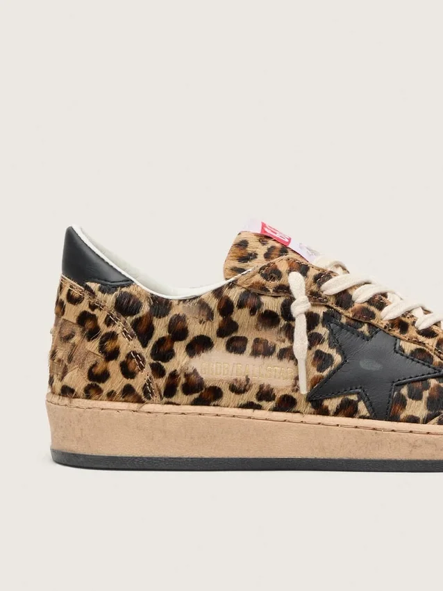 Modelul Ball Star pentru femei din piele de ponei cu imprimeu leopard, stea din piele neagră și bandă de călcâi