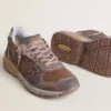 Modelul Dad-Star pentru bărbați din piele de căprioară lila și plasă, cu stea din piele laminată și bandă la călcâi
