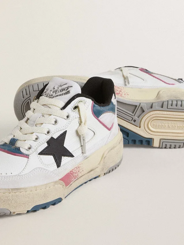 Modelul Forty2 pentru femei, cu stea neagră și bandă de piele argintie pe toc
