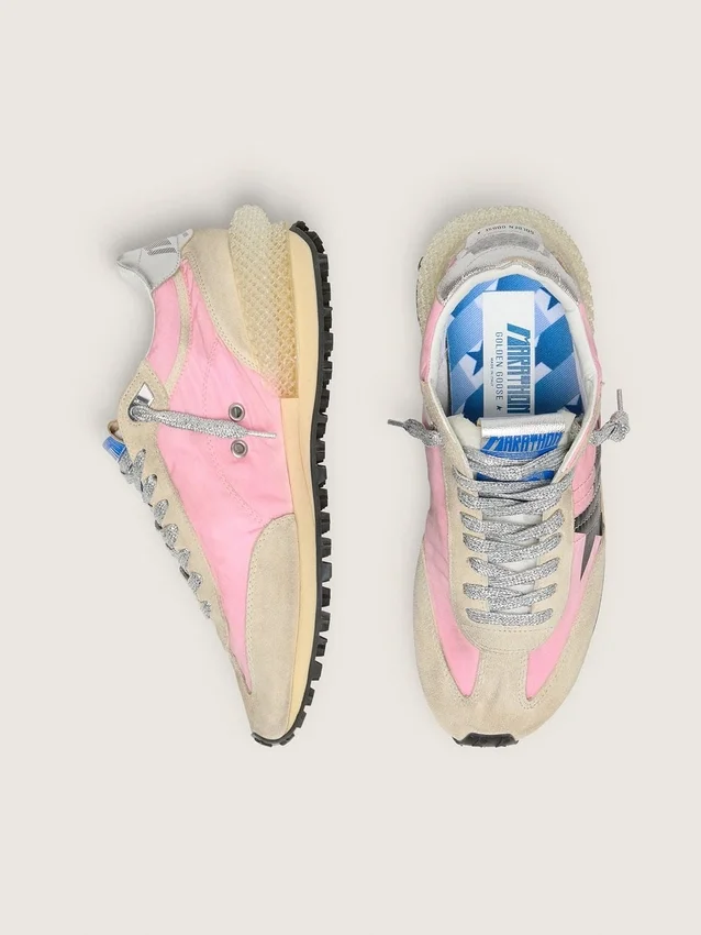 Modelul „Marathon” pentru bărbați, din nailon roz și piele de căprioară aurie, cu stea imprimată neagră